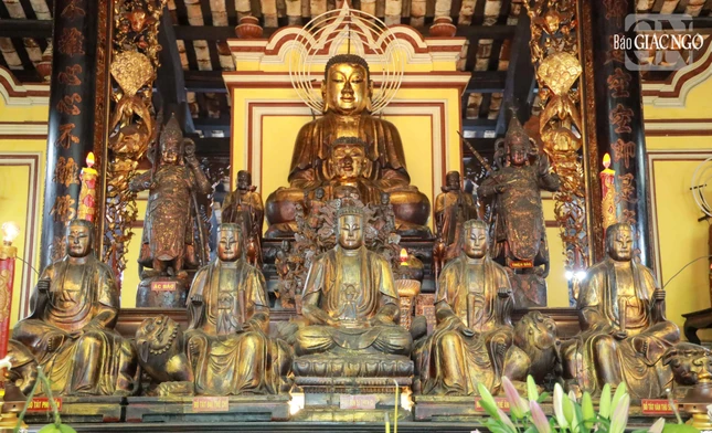 Trải qua hai lần trùng tu lớn vào những năm 1798-1804 và 1900-1909, số tượng trong chùa Giác Lâm khá nhiều, do diện tích chùa được nới rộng, ngôi nhà to lớn hơn nên một số bộ tượng trong chùa như bộ Tây phương Tam thánh (ảnh), Thập bát La-hán, Thập Điện cũ tỏ ra không cân xứng, chùa đã cho tạo tác những tượng mới, kích thước to lớn hơn, để phù hợp với chùa