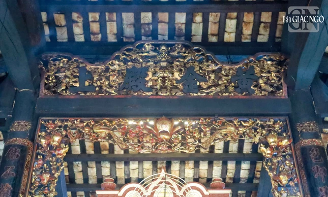 Trong chùa có tất cả 9 bao lam, gồm 3 bao lam ở chính điện và 6 bao lam ở nhà Tổ