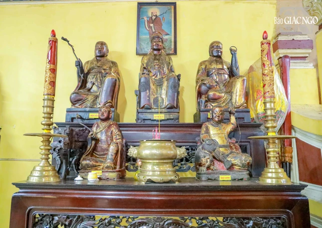 Bộ tượng lớn đặt trên, bộ nhỏ để dưới, trên bàn thờ nhị cấp. Mỗi bên hành lang đặt 9 vị lớn và 9 vị nhỏ, đối diện với bàn thờ La-hán bên kia