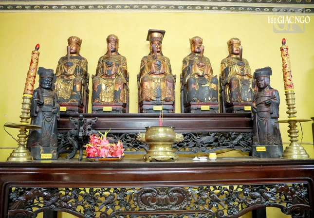 Tượng được tạo tác vào giai đoạn đầu thế kỷ XIX, trong lần trùng tu thứ nhất của chùa, cả hai bộ tượng đều được tạc bằng gỗ mít nài. Trong ảnh là bộ Thập Điện