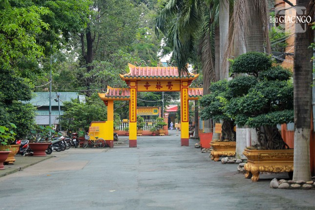 Cổng tam quan chùa Giác Lâm được xây dựng vào năm 1955, gồm 3 lối vào. Mỗi cổng đều có mái che, lợp ngói, các đầu đao gắn hoa văn trang trí, diễm mái lá đề màu xanh thẫm nổi bật cạnh hàng ngói đỏ