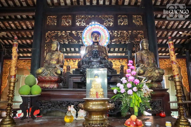 Trong ảnh là bộ tượng Tây phương Tam thánh được thờ từ những ngày đầu thành lập chùa