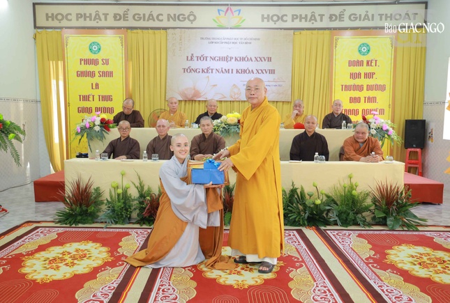 Trao phần thưởng đến Tăng Ni sinh đạt thành tích tốt Trao phần thưởng đến Tăng Ni sinh đạt thành tích tốt