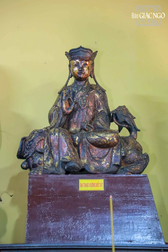 Pho tượng Địa Tạng Bồ-tát bằng đồng đặt ngồi trên Đế Thính, nhỏ nhắn nhưng được đúc tinh xảo, sơn son thếp vàng, với mão tỳ-lư, mình đắp y