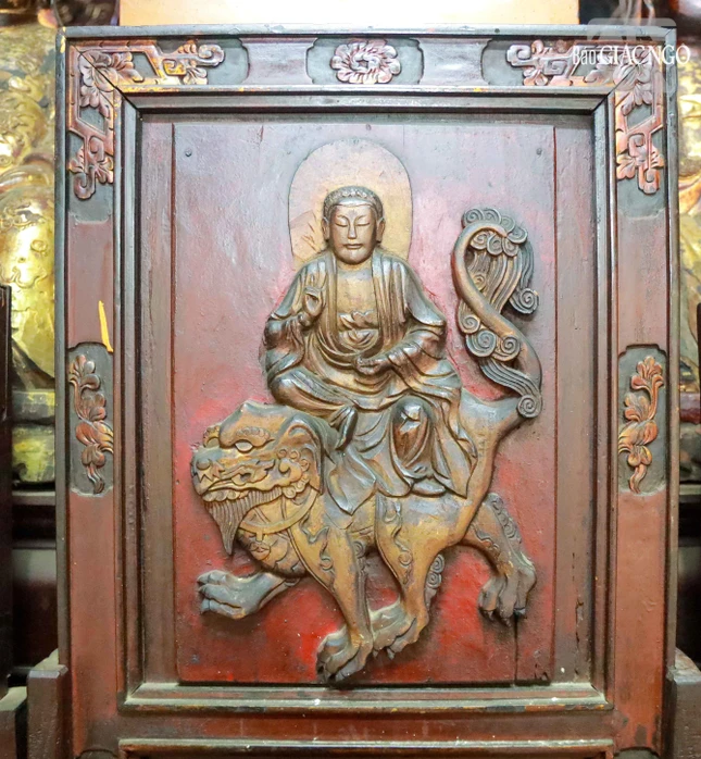 Bộ Sám bài được chạm khắc trên gỗ hình ảnh Phật Thích Ca và 4 vị Bồ-tát: Văn Thù, Phổ Hiền, Quán Âm, Thế Chí. Nghệ thuật chạm khắc gỗ đặc sắc, đồng thời còn mang ý nghĩa lịch sử, là một trong những dấu ấn đầu tiên của hình thức tín ngưỡng Phật giáo ở vùng đất mới trong quá trình di dân, hành trang mang theo của các Thiền sư có thể còn là những pho tượng nhỏ