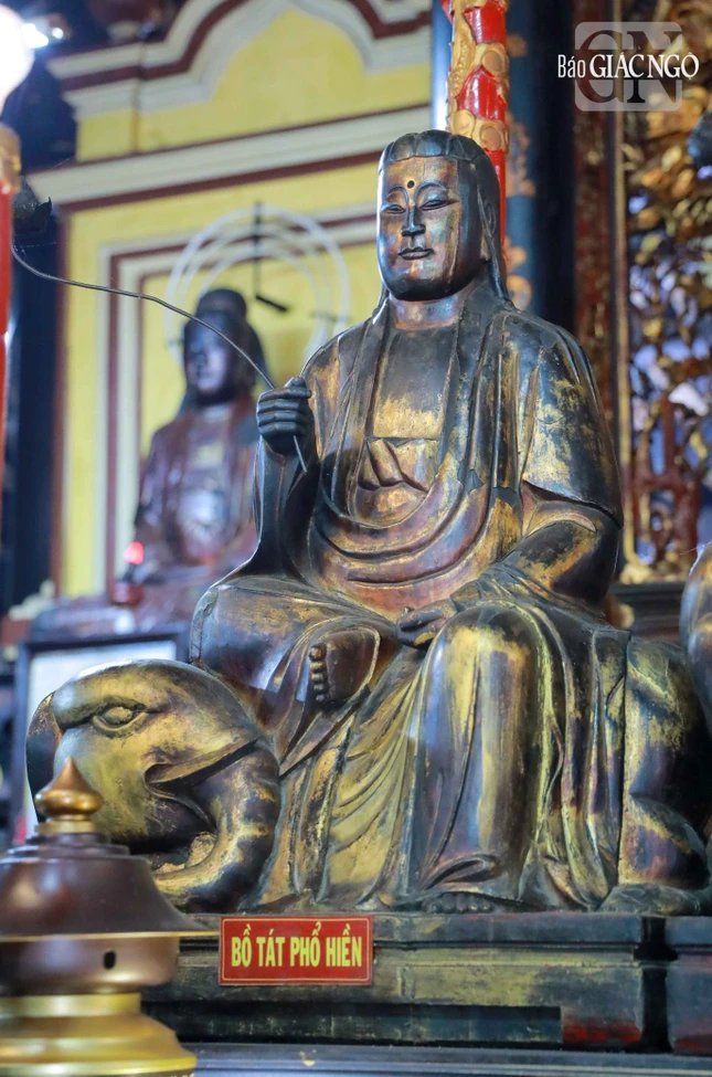 Phổ Hiền Bồ-tát ngồi trên mình voi, tay cầm nhành sen