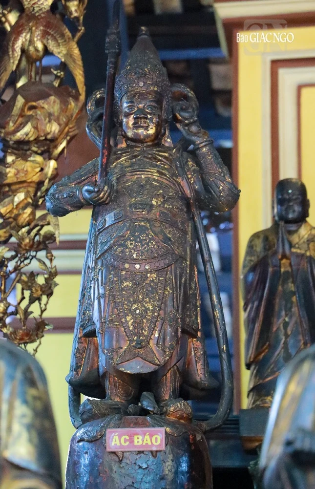 ... và tượng Ác Báo bên trong chánh điện