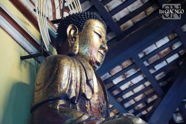 Tượng bằng gỗ, đắp đất sét và giấy bản bên ngoài một lớp mỏng, sau đó mới sơn son thếp vàng