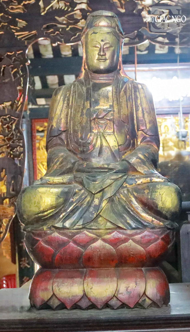 Đa số tượng đều được tạc bằng gỗ mít nài, loại gỗ này là thân rắn, đặc ruột, bảo quản được lâu, ít mối mọt, bên trong màu gỗ có sắc vàng thâm