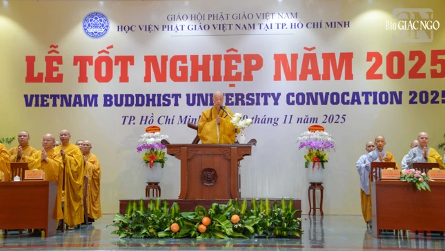 Đức Pháp chủ GHPGVN, Viện trưởng Học viện cùng chư tôn đức niệm Phật cầu gia bị trước buổi lễ