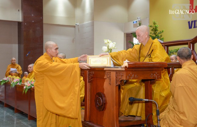 Đại lão Hòa thượng Viện trưởng trao phần thưởng đến các thủ khoa thạc sĩ và cử nhân Phật học