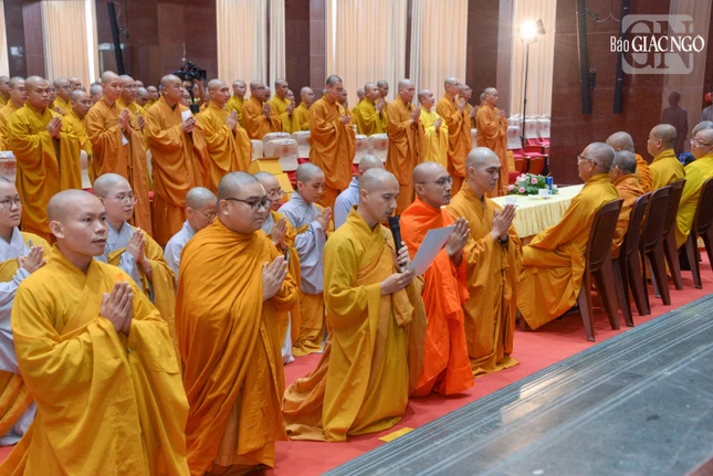 Đại diện toàn thể tân thạc sĩ và cử nhân tốt nghiệp dâng lời cảm niệm tri ân