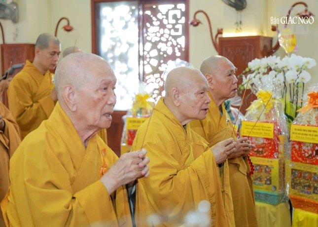 Chư tôn giáo phẩm dâng hương tưởng niệm Hòa thượng Thích Từ Hạnh