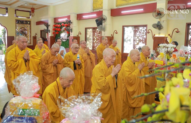 Chư tôn đức nhất tâm cầu nguyện