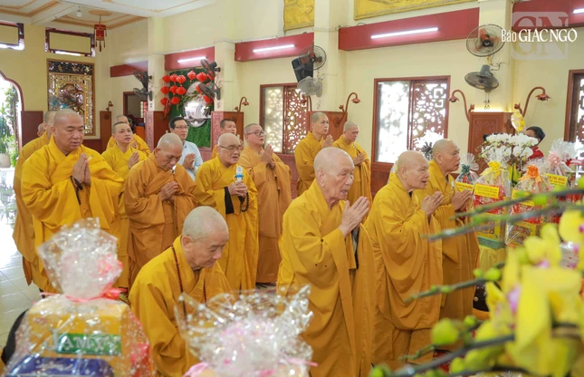 Chư tôn đức nhất tâm cầu nguyện