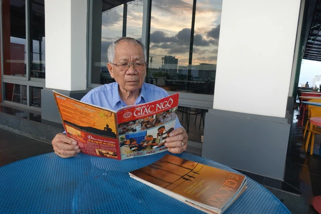 Nhà báo Nguyễn Công Thành bên tờ Báo Giác Ngộ số 465 phát hành ngày 27-12-2008 - Ảnh: Quang Định