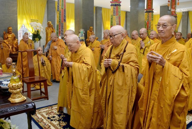 Chư tôn giáo phẩm dâng hương tưởng niệm Trưởng lão Hòa thượng Thích Thiện Tánh