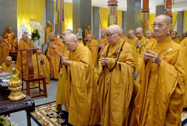 Chư tôn giáo phẩm dâng hương tưởng niệm Trưởng lão Hòa thượng Thích Thiện Tánh