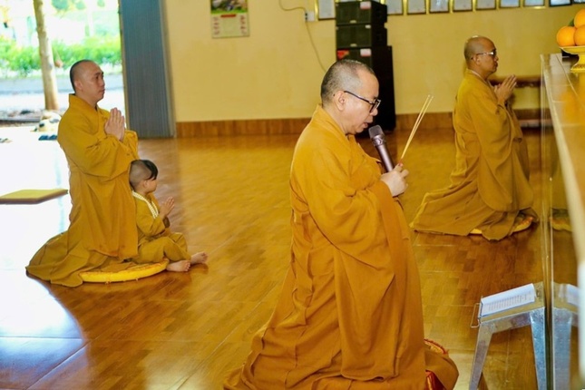 Thượng tọa Thích Nguyên Hiếu niêm hương bạch Phật