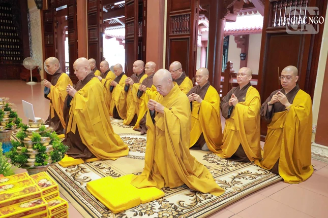 Hòa thượng Thích Lệ Trang cùng chư tôn đức Ban Thường trực Ban Trị sự GHPGVN TP.HCM thành kính dâng hương tưởng niệm