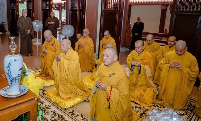 Trưởng lão Hòa thượng Thích Thiện Nhơn, Trưởng lão Hòa thượng Thích Thiện Pháp cùng chư tôn đức Văn phòng II T.Ư tưởng niệm Trưởng lão Hòa thượng Thích Bửu Huệ - Ảnh: Đăng Huy