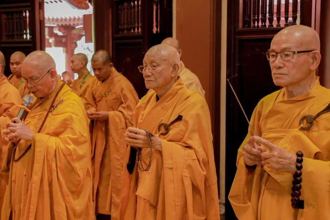 Trưởng lão Hòa thượng Thích Minh Thông cùng chư tôn đức tưởng niệm bậc mô phạm có nhiều công đức đóng góp cho Phật giáo Việt Nam qua các thời kỳ