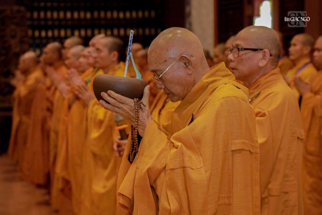 Môn đồ pháp quyến dâng phạn thực cúng dường