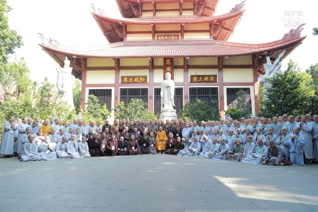 407 Tăng Ni học viên tham dự Khóa bồi dưỡng Luật học năm 2025 chụp hình lưu niệm