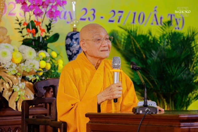 Trưởng lão Hòa thượng Thích Minh Thông sách tấn Tăng Ni tham dự Khóa bồi dưỡng Luật học lần 2 do chùa Huệ Nghiêm tổ chức