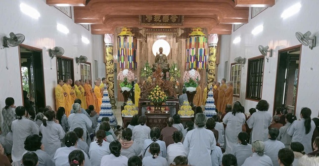 Khóa lễ cúng ngọ tại chánh điện Khóa lễ cúng ngọ tại chánh điện