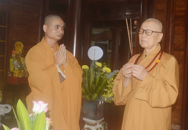 Hòa thượng Thích Tánh Nhiếp thắp hương tưởng niệm