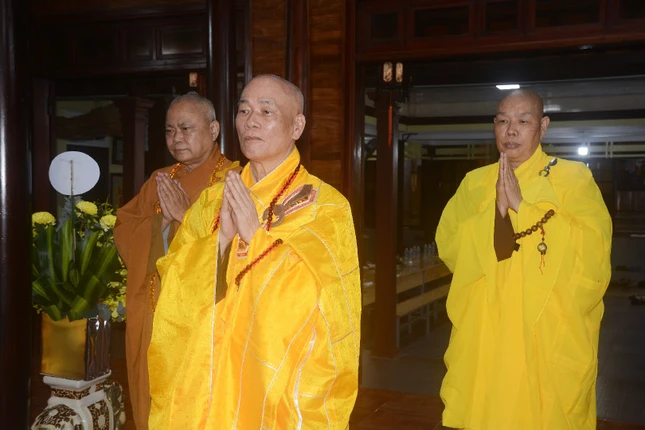 Chư tôn đức nhất tâm cầu nguyện