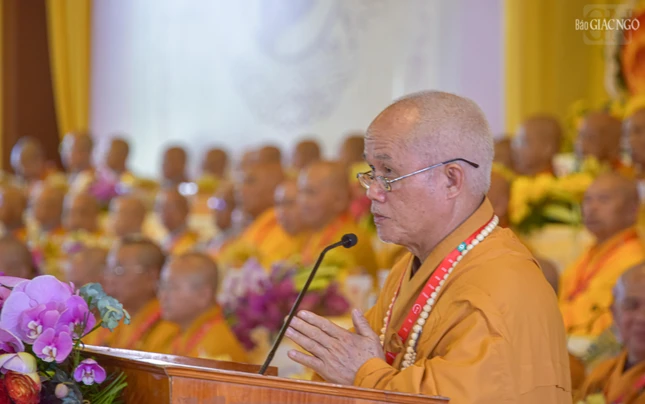 Thượng tọa Thích Giác Dũng tuyên đọc Lời đạo từ của Đức Pháp chủ GHPGVN