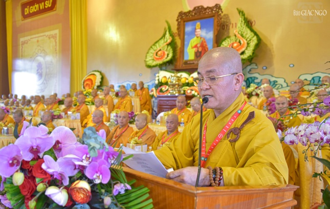 Thượng tọa Thích Quảng Hiền cung thỉnh Hội đồng Thập sư