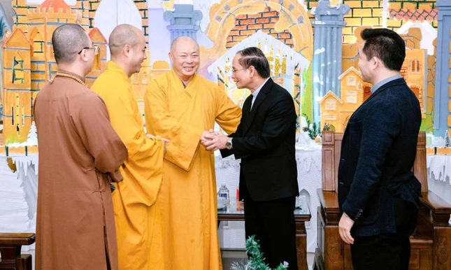 Thượng tọa Thích Tâm Định cùng chư tôn đức Ban Trị sự chúc mừng Giáng sinh 2025 Thượng tọa Thích Tâm Định cùng chư tôn đức Ban Trị sự chúc mừng Giáng sinh 2025