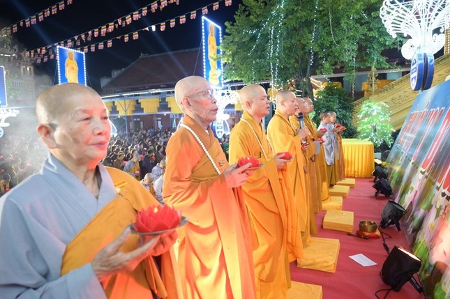 Thành kính hướng về Đức Phật A Di Đà