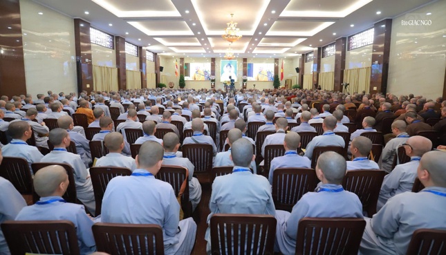 Chiều nay 23-12, Trưởng lão Hòa thượng Thích Minh Thông dành thời gian giải đáp các thắc mắc của chư Tăng Ni tham dự khóa tu liên quan đến chủ đề “Giới luật Phật giáo” và các vấn đề khác