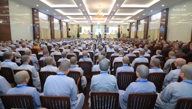 Chiều nay 23-12, Trưởng lão Hòa thượng Thích Minh Thông dành thời gian giải đáp các thắc mắc của chư Tăng Ni tham dự khóa tu liên quan đến chủ đề “Giới luật Phật giáo” và các vấn đề khác