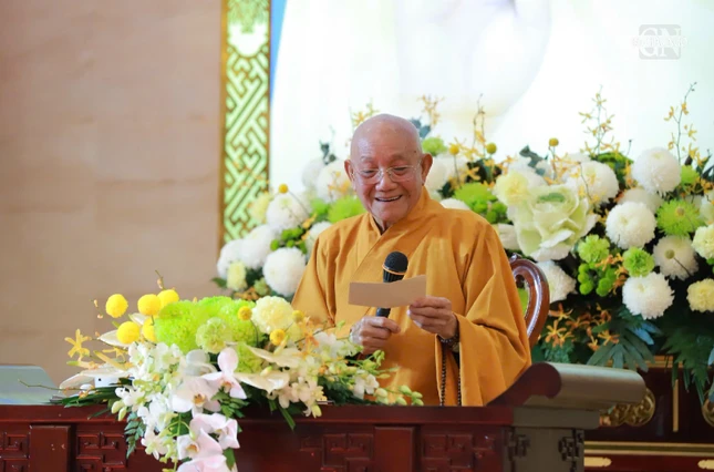 Trưởng lão Hòa thượng Thích Minh Thông, Phó Thư ký Hội đồng Chứng minh, Chứng minh Ban Trị sự GHPGVN TP.HCM trả lời các câu hỏi của chư Tăng Ni