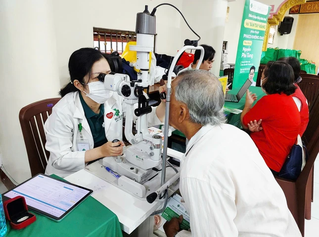 Khám mắt cho người dân