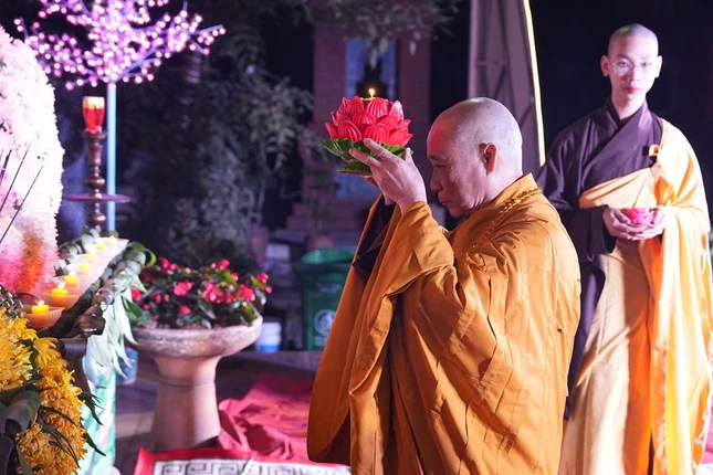 Hòa thượng Thích Bảo Nghiêm dâng hoa đăng cúng Phật