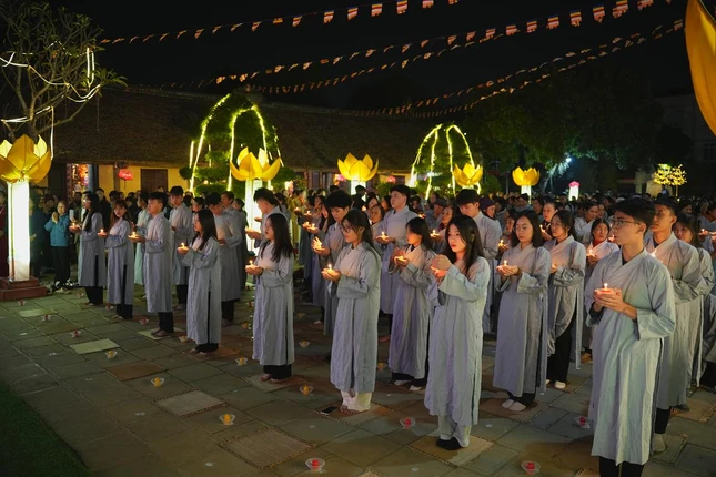 Chư Phật tử thành tâm hướng về Đức Phật A Di Đà