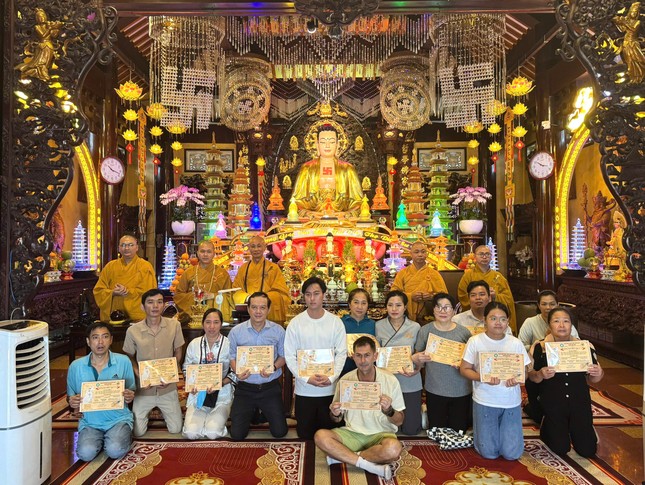 Trao phái quy y trong niềm hoan hỷ của hàng Phật tử Trao phái quy y trong niềm hoan hỷ của hàng Phật tử