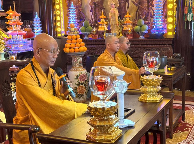 Thượng tọa Thích Minh Kính sách tấn hàng Phật tử Thượng tọa Thích Minh Kính sách tấn hàng Phật tử