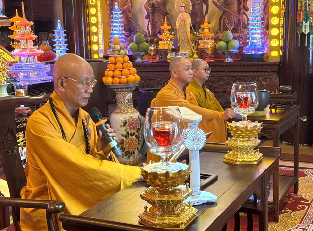 Thượng tọa Thích Minh Kính sách tấn hàng Phật tử Thượng tọa Thích Minh Kính sách tấn hàng Phật tử