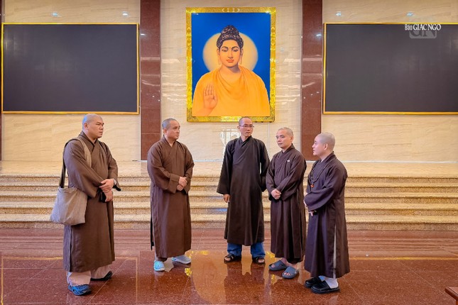 Chư tôn đức khảo sát hội trường Việt Nam Quốc Tự - nơi diễn ra Khóa bồi dưỡng Trí tuệ nhân tạo (AI) và chuyển đổi số với hơn 700 học viên tham gia