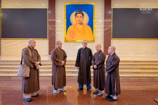 Chư tôn đức khảo sát hội trường Việt Nam Quốc Tự - nơi diễn ra Khóa bồi dưỡng Trí tuệ nhân tạo (AI) và chuyển đổi số với hơn 700 học viên tham gia