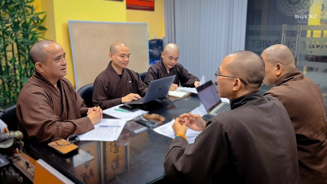 Thượng tọa Thích Tâm Hải chủ trì buổi họp
