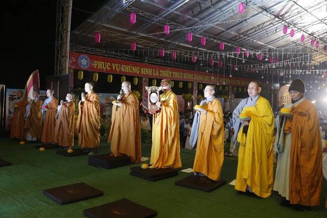 Chư tôn đức hướng về Đức Phật A Di Đà