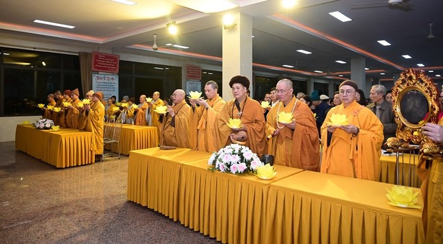 Chư tôn đức, Phật tử dâng hoa đăng cầu nguyện Chư tôn đức, Phật tử dâng hoa đăng cầu nguyện